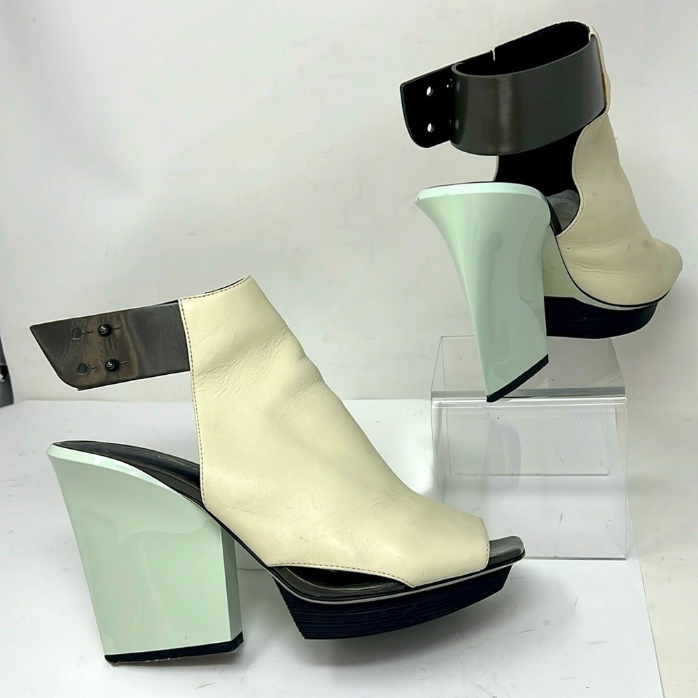 3.1 Phillip Lim Sz 39 Runway Juno High-Vamp Leather Sandal, Eggshell/Dark Gray
